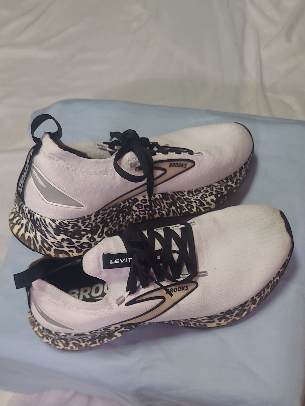 Brooks Adrenaline GTS22, White Leopard Print Running Shoe, Size 7.5 Women's